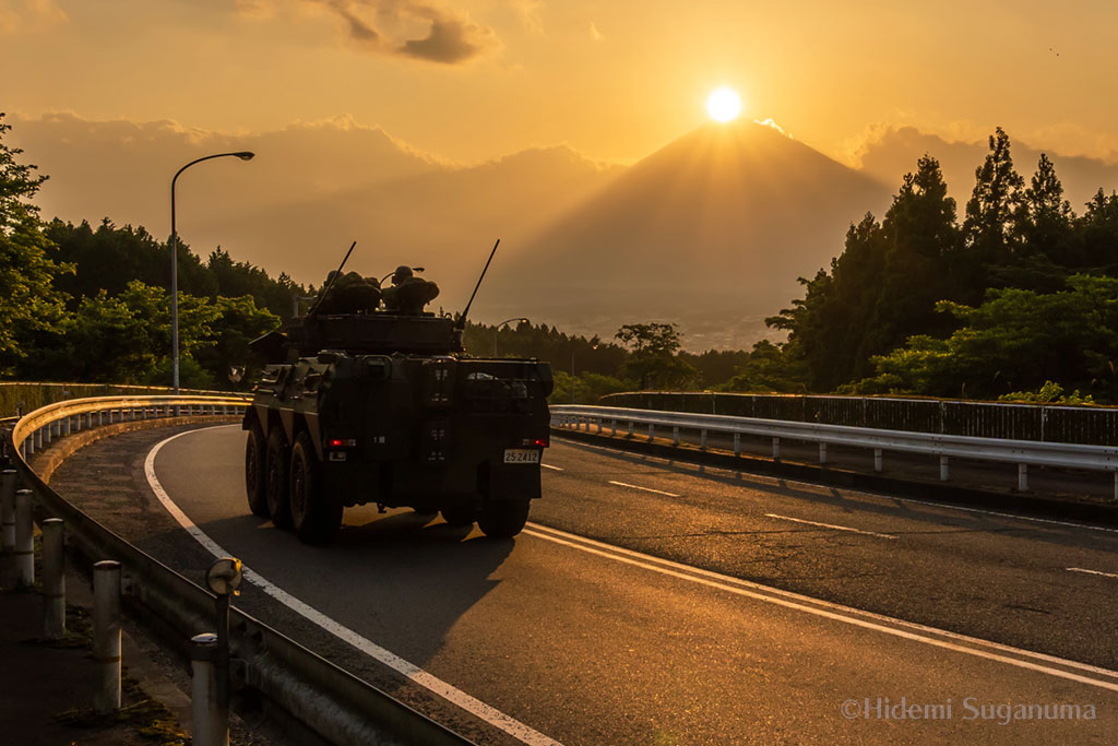 自衛隊車両とダイヤモンド富士